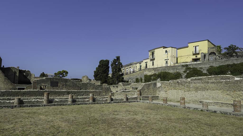 VI.1/7, Herculaneum, August 2021.
Looking towards south-west corner of columned portico of palaestra. Photo courtesy of Robert Hanson.